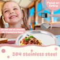 Roestvrijstalen bord met 3 vakken, gevuld met spaghetti en gehaktballetjes. Een vrolijk meisje lacht naar de camera. Focus op eten.