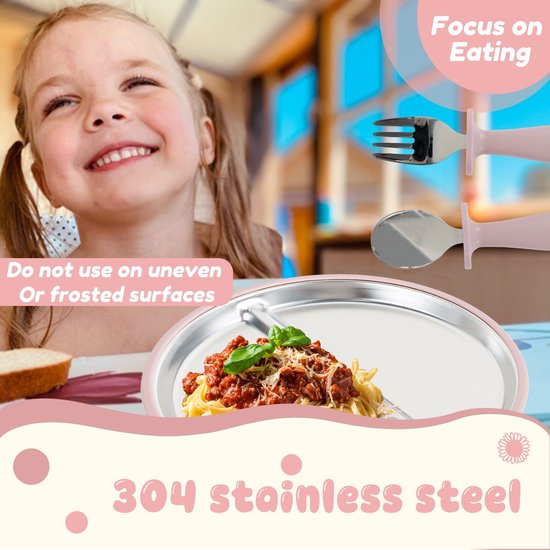 Roestvrijstalen bord met 3 vakken, gevuld met spaghetti en gehaktballetjes. Een vrolijk meisje lacht naar de camera. Focus op eten.