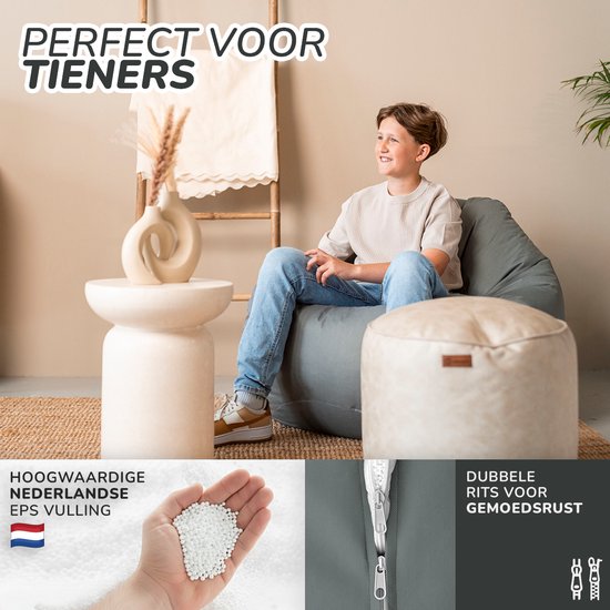 Jongen zit op een grijze zitzak, met hand met EPS vulling.