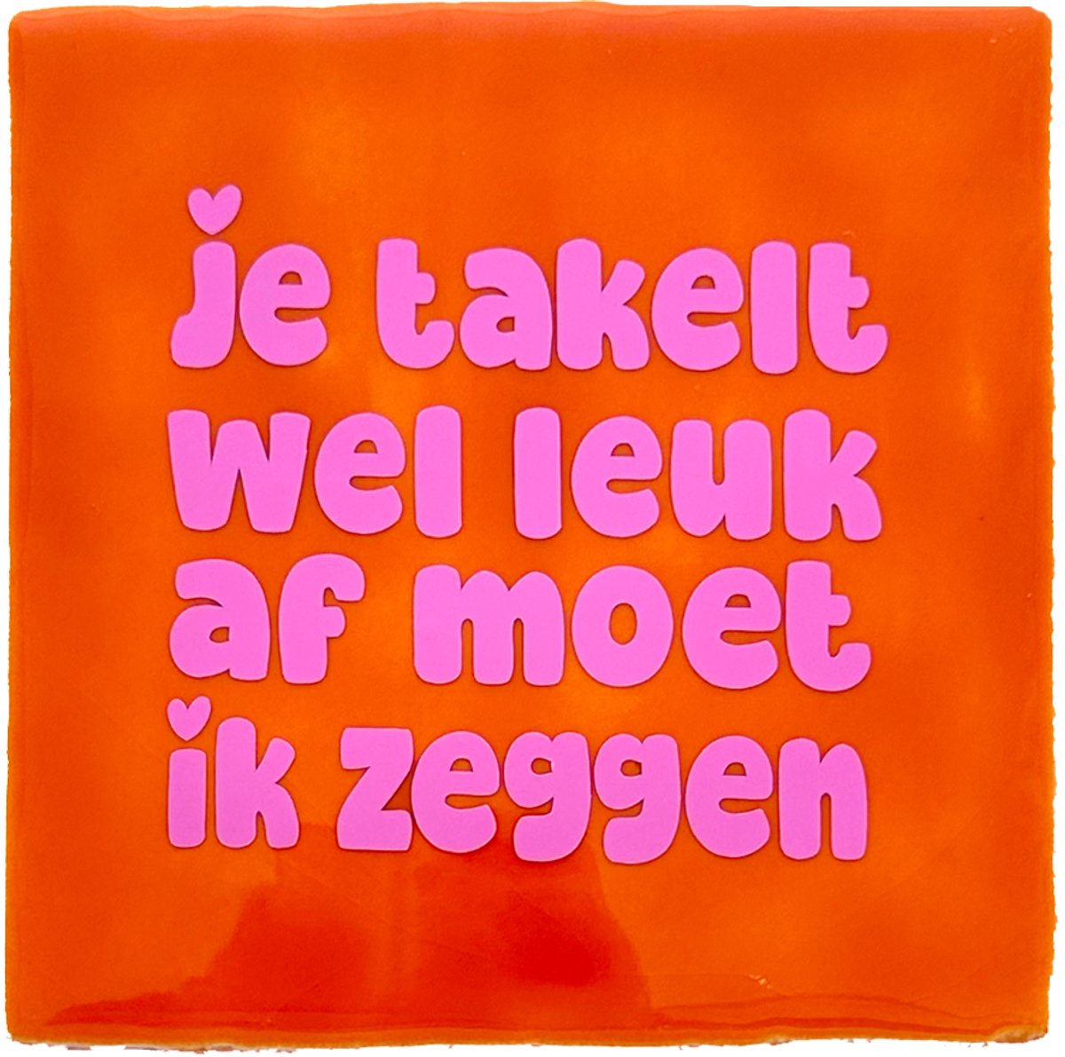 Snoes Spreuktegel – Je takelt wel leuk af – Oranje met Lichtroze – Keramisch Handvorm 10x10 cm – Spaans Glazuur – Inclusief gratis plakhaakje – Cadeau Humor