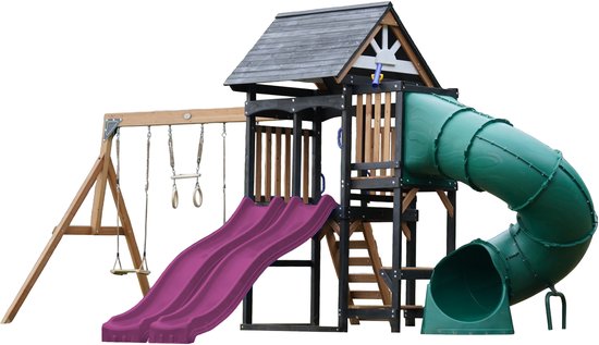 Houten speeltoestel met paarse dubbele glijbaan en groene buisglijbaan op witte achtergrond.
