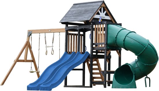 Speeltoestel met houten toren, dubbele blauwe glijbaan, groene buisglijbaan, schommels en trapeze.