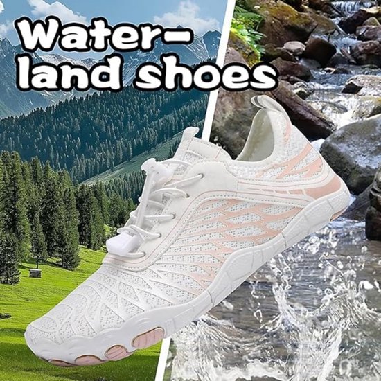 Witte waterschoen met roze accenten, afgebeeld tegen een achtergrond van bergen, bossen en kabbelend water.