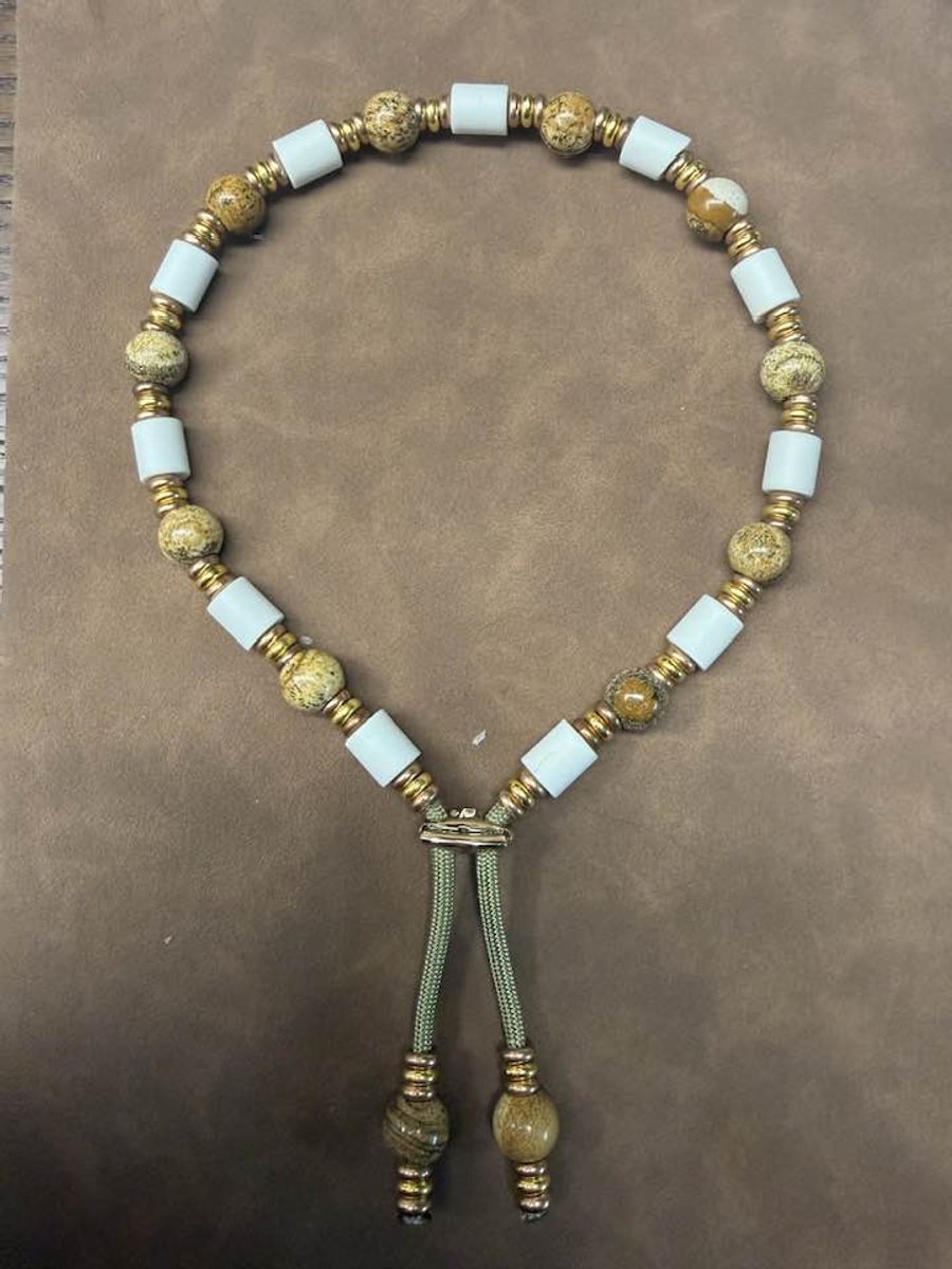 Anti-tekenband ketting - natuursteen - hond - Houtjaspis - lengte 40 cm - nekomvang vanaf 38 tot en met 45 cm - originele EM-X kralen lichtgrijs - maat L - bruin/beige - met natuursteen jaspis hout