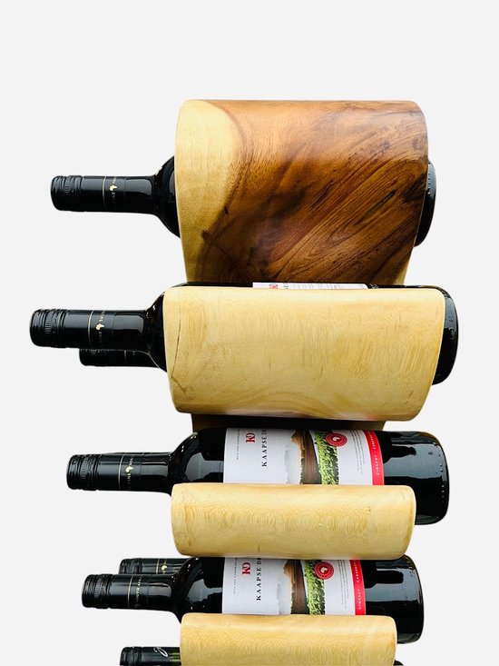 Stapel van zes wijnflessen, elk gehouden door een houten houder. De houders variëren in kleur van licht tot donkerbruin en hebben een golvende vorm.