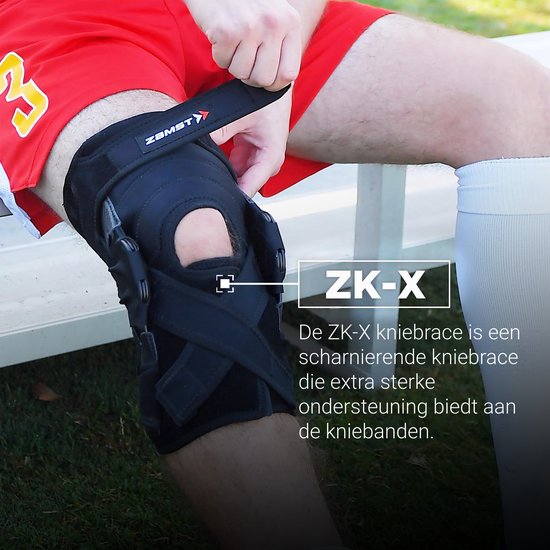 Man op gras die een zwarte Zamst ZK-X kniebrace met scharnieren past.