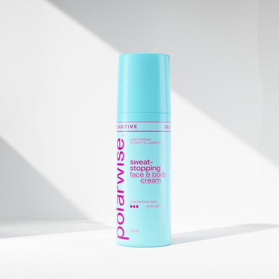 Een lichtblauwe pompflacon met de tekst 'Polarwise', 'SENSITIVE' en 'sweat-stopping face & body cream' op een witte achtergrond met schaduw.