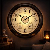 Verlichte wandklok met witte wijzerplaat, thermometer en hygrometer, hangend aan een muur in een sfeervol verlichte kamer.