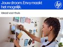 Jonge vrouw met vlecht met clipjes, hangt foto's op aan een muur.