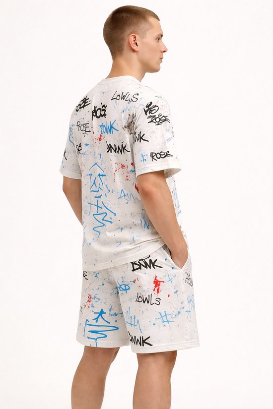 Wit T-shirt en korte broek met abstracte graffiti-print, met rode en blauwe spetters.