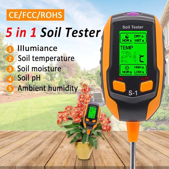 Oranje en zwarte bodemtester met groen display, naast een plant met rode bloemen, met tekst '5 in 1 Soil Tester'.