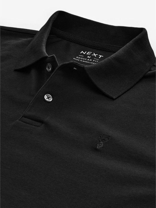 Detail van kraag en borst van een zwart poloshirt, met geborduurd hertje en label.