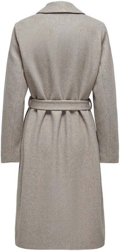 Lange beige jas met ceintuur, gedetailleerd met grote revers en een knoop.