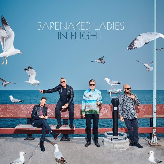 Barenaked Ladies In Flight albumhoes met vier mannen op een pier bij de zee, omringd door meeuwen.
