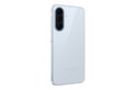 Lichtblauwe Samsung Galaxy A57 5G smartphone, gezien vanaf de zijkant met de triple camera-module.