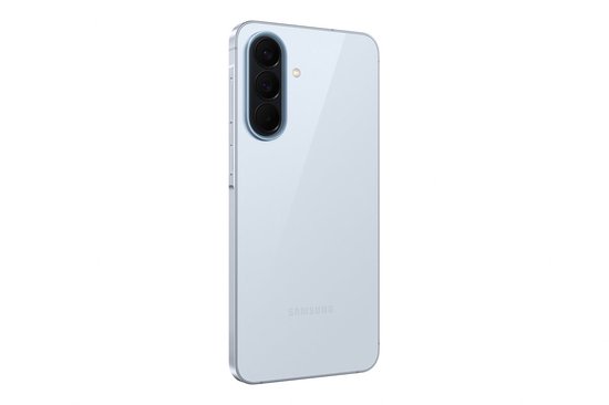 Lichtblauwe Samsung Galaxy A57 5G smartphone, gezien vanaf de zijkant met de triple camera-module.