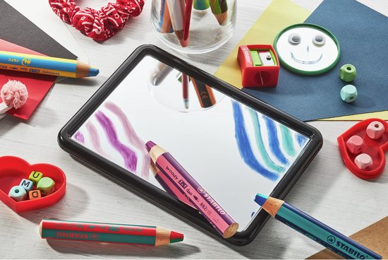 Stabilo woody 3-in-1 duo potloden, een spiegel met tekening en knutselspullen.