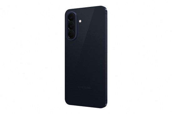 De achterkant van de Samsung Galaxy A57 5G in de kleur Awesome Navy met een drievoudige camera.
