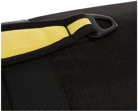 Detail van een zwart handvat met gele voering op het honden zwemvest.