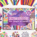 Knutseldoos voor jongens en meisjes met 1000+ items, met een kleurrijke voorkant met pompons, letters en confetti.