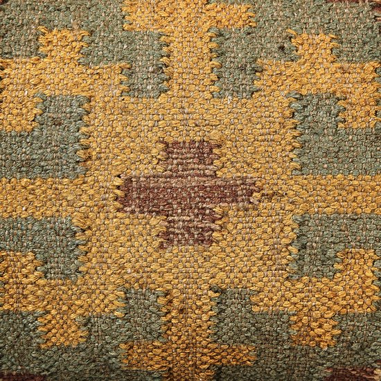 Detail van lichtgroene, okergele en bruine jute poef met geometrisch patroon.