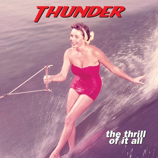 Een lachende vrouw in een rode badpak waterskiën. De tekst 'THUNDER' en 'the thrill of it all' is zichtbaar.