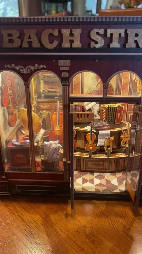 CuteBee CWGB404 Bach Strings instrumenten winkel Book Nook Bouwpakket | Miniatuur theatrale huisjes pakket modelbouw voor volwassenen | Houten 3D Puzzel | Woonkamer decoratie boekensteun | Led lights verlichting ingebouwd | DIY boekenhouder collectie