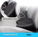 Zwart ergonomisch lendensteunkussen geplaatst op een autostoel. Kan ook als rugsteun gebruikt worden.