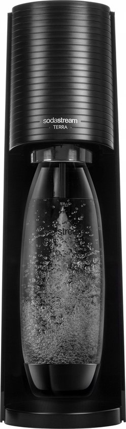 Close-up van een zwarte Sodastream Terra die bruiswater maakt.