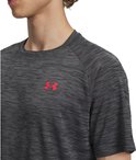 Donkergrijs gestreept sportshirt met rode Under Armour logo op de borst.