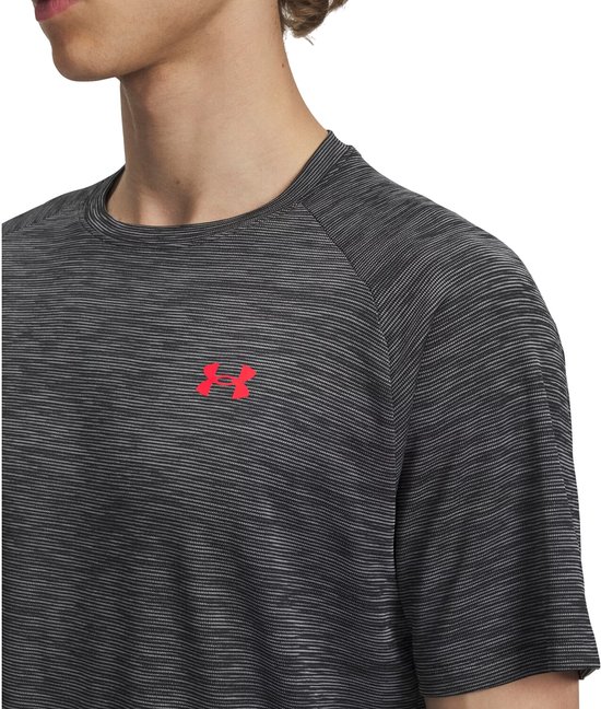 Donkergrijs gestreept sportshirt met rode Under Armour logo op de borst.