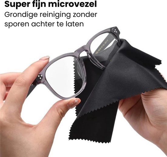 Paarse brilmontuur wordt schoongemaakt met een zwart microvezeldoekje. Tekst: 'Super fijn microvezel. Grondige reiniging zonder sporen achter te laten.'