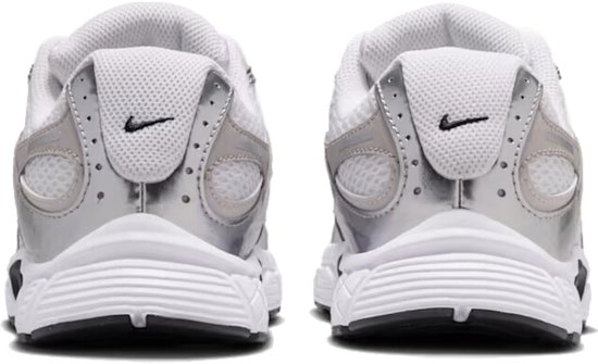 Achterkant van twee witte Nike sneakers met zilverkleurige details en zwarte zolen.