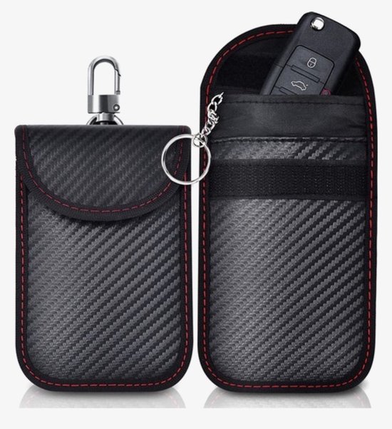 Zwarte carbon look autosleutelbeschermhoes met rode stiksels, geopend met een sleutel erin. Afmetingen 16,5 x 8,5 cm.