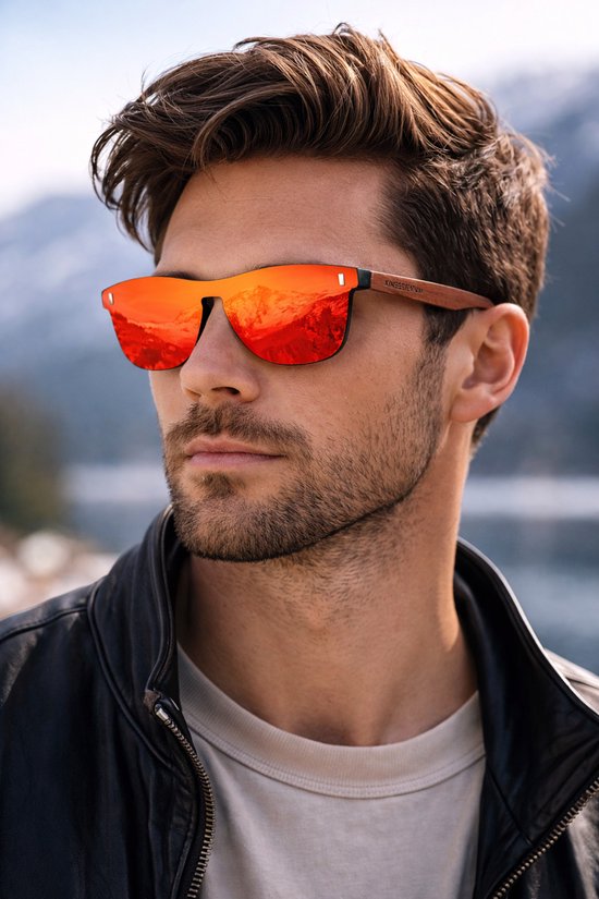 Man met zonnebril met oranje spiegelende glazen en houten pootjes. De reflectie toont bergen.