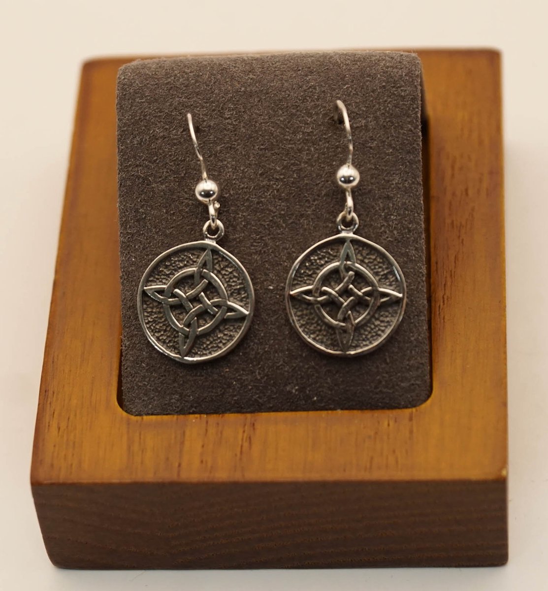 Zilveren celtic oorbellen knoop op rond schildje - 925 zilveren oorhangers van een keltische knoop - celtic oorhangers van zilver - celtic earrings silver - mooie zilveren oorbellen