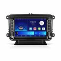 Autosysteem met touchscreen, radioknoppen, en navigatie met een auto-icoon op het scherm.