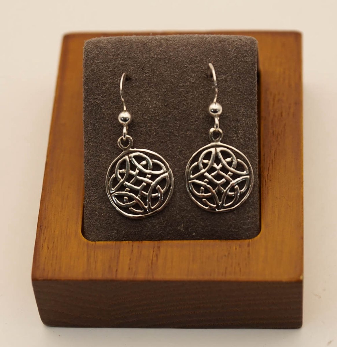 Zilveren oorhangers eeuwige keltische knoop - keltische oorbellen van 925 zilver - prachtige ronde oorbellen met eeuwige knoop - ronde oorhangers van zilver