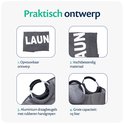 Grijze wasmand met "LAUNDRY" opdruk en een witte handdoek eraan.