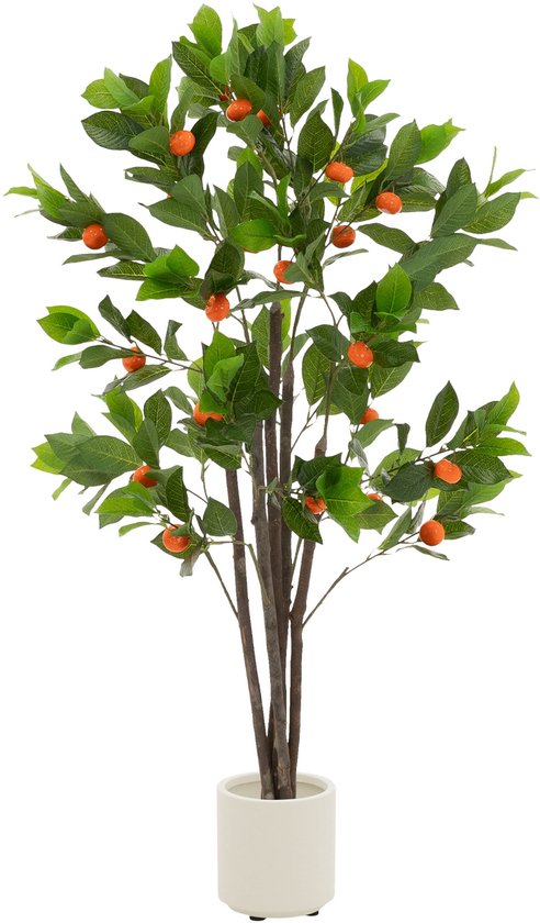 Kunst sinaasappelboom in een witte pot, met groene bladeren en oranje vruchten.