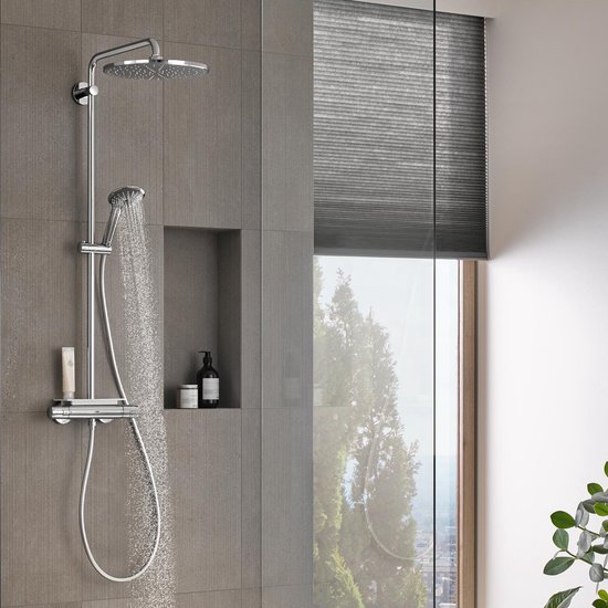 Doucheset met thermostaatkraan, hoofddouche en handdouche met zilveren slang, in een moderne badkamer.