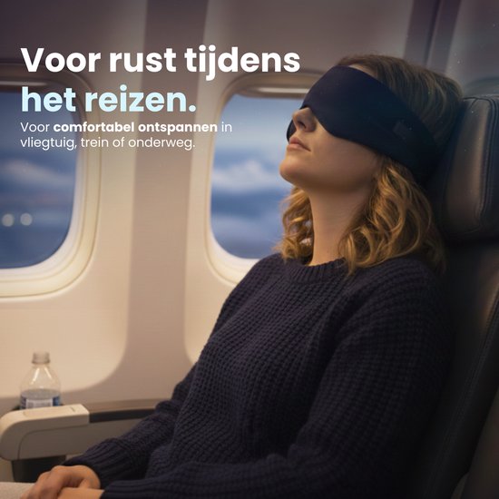 Femme portant un masque de sommeil bleu foncé, détendue dans un siège d'avion. Pour la tranquillité pendant le voyage.