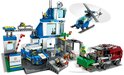 LEGO City Politiestation 60316 met politieauto, helikopter, gevangenis, truck en figuren.