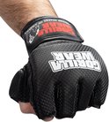 Zwarte Gorilla Wear MMA handschoen met open vingers, gedragen op een vuist. De handschoen heeft een textuur met kleine ruiten en witte GORILLA WEAR tekst op de rug.