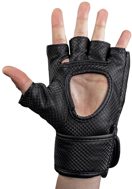 Zwarte Gorilla Wear MMA handschoen met open vingers, gedragen op een hand. De handschoen heeft een textuur met kleine ruiten en een groot ovaal open gedeelte op de handpalm.