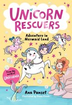 Boekcover 'Unicorn Rescuers: Adventure in Mermaid Land' met meisjes op eenhoorns en een zeemeermin.