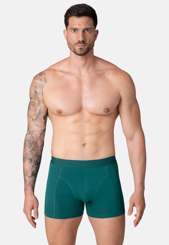Man met groene Muchachomalo boxershorts