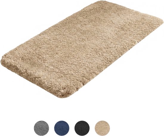 Zachte, beige badmat op een witte achtergrond. Beschikbaar in grijs, blauw, zwart en beige.