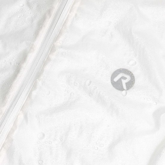 Close-up van witte fietsregenjas stof met waterdruppels en Rogelli-logo.
