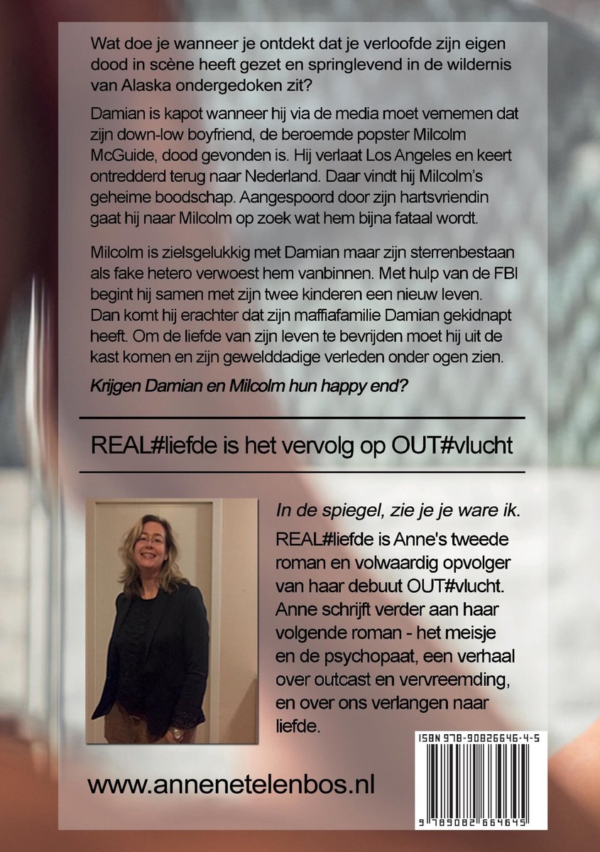 Achterkant boek met tekst en een foto van een vrouw. REAL#liefde is het vervolg op OUT#vlucht.